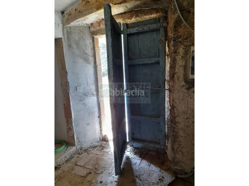 Foto b9acf730-e9be-48db-9b38-b58703c2b551. Masia amb aparcament a Rupià