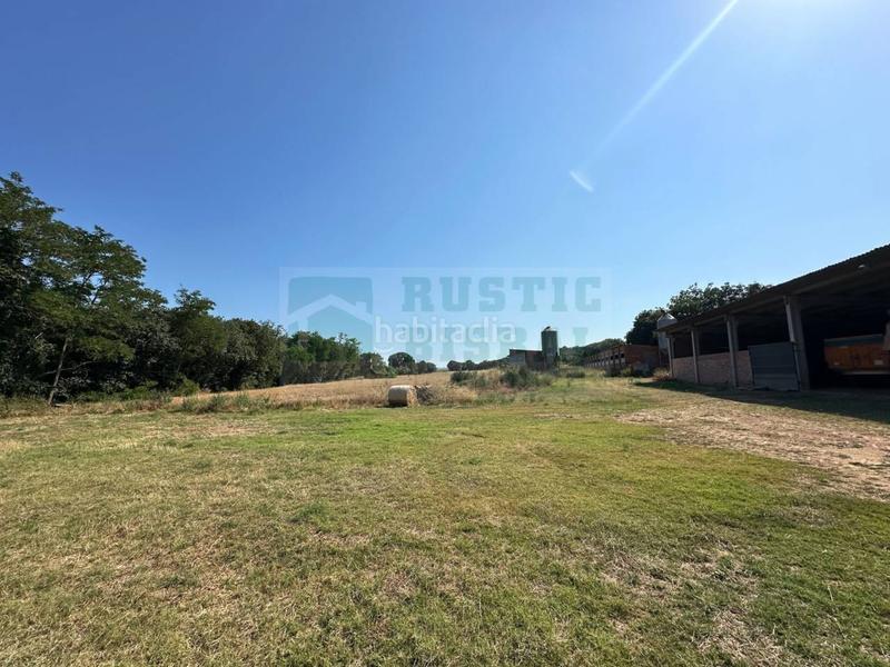 Foto bb01dfe2-7270-4501-84b9-9e34764d2507. Masia amb aparcament a Rupià