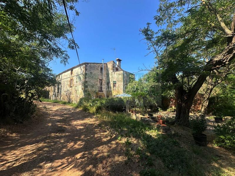 Foto f78b6ee4-b212-4a28-8adb-fdf57d8c9c61. Masia amb aparcament a Rupià