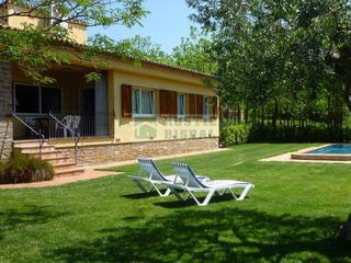Lloguer Casa a Sa Riera-Sa Fontansa. Casa de campo con gran jardín y piscina de agua salada en alquil
