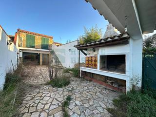 Bauernhof in Bisbal d´Empordà (La). Casa rústica reformada con amplio jardín en venta situada en la