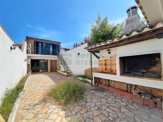 Mas à Bisbal d´Empordà (La). Casa rústica reformada con amplio jardín en venta situada en la