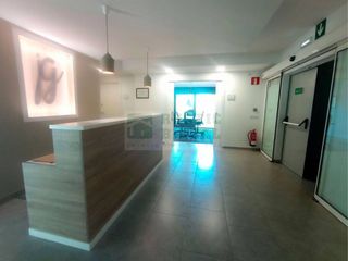 Miete Büro  Calle carme carles. Centro con cuatro consultas, recepción y acceso adaptado en alqu