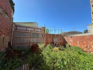 Masia a Bisbal d´Empordà (La). En venta casa rústica esquinera para reformar con jardín en vent