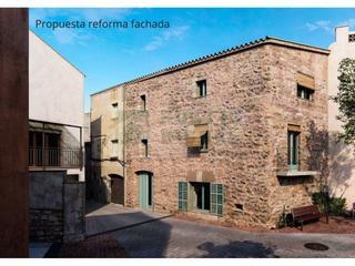Masia a Gualta. Situada en el centro de la población, casa rústica por reformar