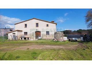Masia a Sils. Masía en venta en sils con más de 4 hectáreas de terreno llano y