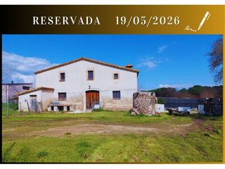 Country house in Sils. Masía por restaurar en venta en sils. más de 4 hectáreas de terr