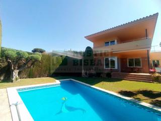 Casa a Mont-ras. Casa en venta en montràs con jardín, piscina y garaje  cerca de