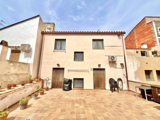Maison jumelée  Adrià álvarez. Chalet pareado con local comercial y dos viviendas independiente