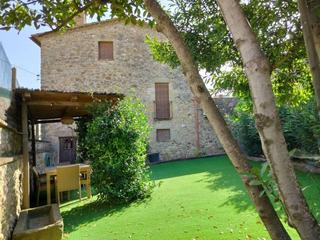 Lloguer Masia a Corçà. Casa rústica con agradable jardín en alquiler de segunda residen