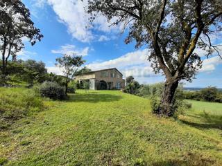 Mas à Foixà. Finca exclusiva en venta en foixà con jardín, bosque y vistas ún