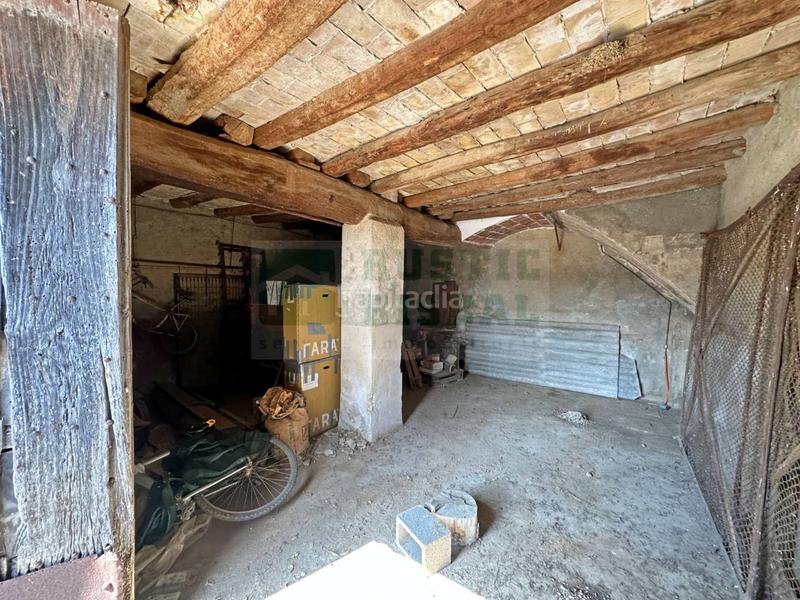 Foto f6f67b36-387e-4eb5-ae81-85de7549f9f5. Bauernhof mit parking in Saus, Camallera i Llampaies