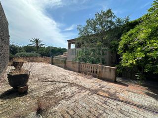 Country house in Saus, Camallera i Llampaies. En venta casa rústica en llampaies con patio central, terrazas,