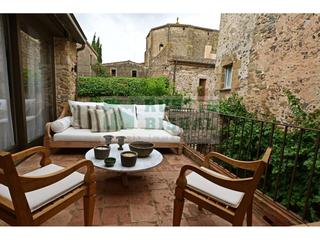 Masia a Rupià. Encantadora casa de pueblo reformada con dos patios y terraza en