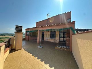Bauernhof in Garrigoles. En exclusiva, gran casa rústica en venta con amplia terraza y vi