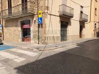 Lloguer Local Comercial  Calle cavallers. Alquiler de local comercial en la bisbal dempordà con escaparate