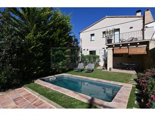 Masia a Bisbal d´Empordà (La). Casa rústica reformada en el empordà con piscina y jardín. con u