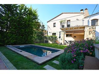 Bauernhof in Bisbal d´Empordà (La). Casa rústica reformada en el empordà con piscina y jardín. con u