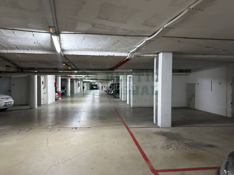 Foto cd59a14a-cd7a-4bfc-8d35-2179d2c93d7c. Aparcament cotxe a Bisbal d´Empordà (La)