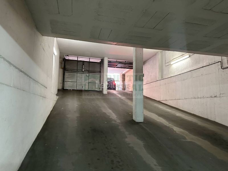 Foto ab0da3ba-aa1a-4a80-887b-dc7488ddb4d2. Aparcament cotxe a Bisbal d´Empordà (La)