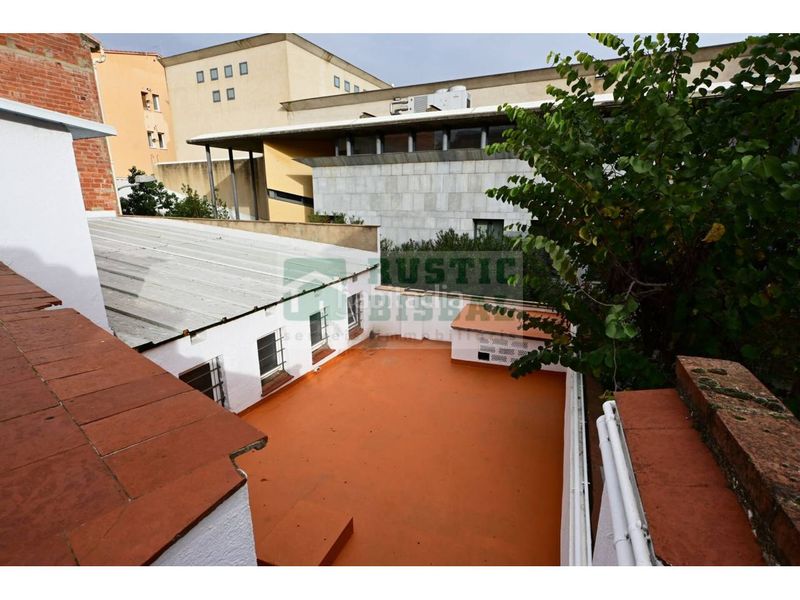 Foto 4a22c25b-addf-46a6-a55c-f730d7f45080. Edifici a Bisbal d´Empordà (La)