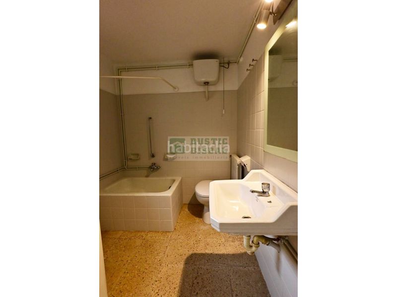 Foto b1f77a96-71e0-4bd1-94ff-b91c38aa34fd. Edifici a Bisbal d´Empordà (La)