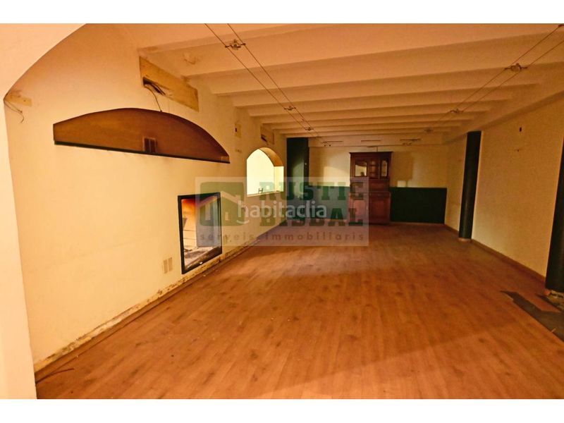 Foto f0a863a5-0b86-4704-bfd4-3084e3181f10. Edifici a Bisbal d´Empordà (La)