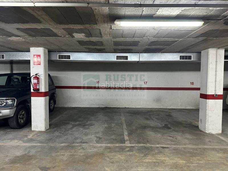 Foto 5a839b71-9b4d-4765-bd9c-a621967081d0. Aparcament cotxe a Bisbal d´Empordà (La)