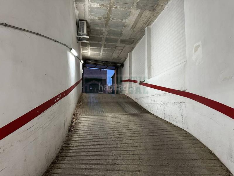 Foto 862de6ba-518d-4eec-a6d1-13bac9419396. Aparcament cotxe a Bisbal d´Empordà (La)