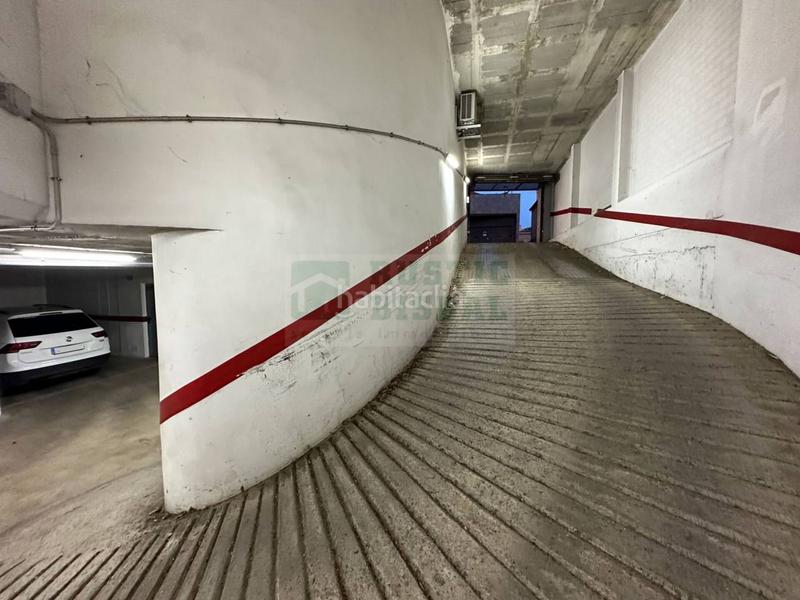 Foto add8253e-7fc7-49b2-a8b2-b853ff2611ae. Aparcament cotxe a Bisbal d´Empordà (La)