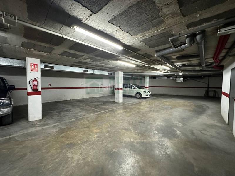 Foto caa07ece-006d-45bc-92b9-ec1350a6f4d3. Aparcament cotxe a Bisbal d´Empordà (La)