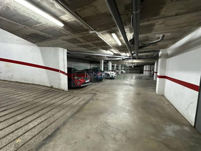 Foto df8db310-d753-447f-8db5-cca10235f0f9. Aparcament cotxe a Bisbal d´Empordà (La)