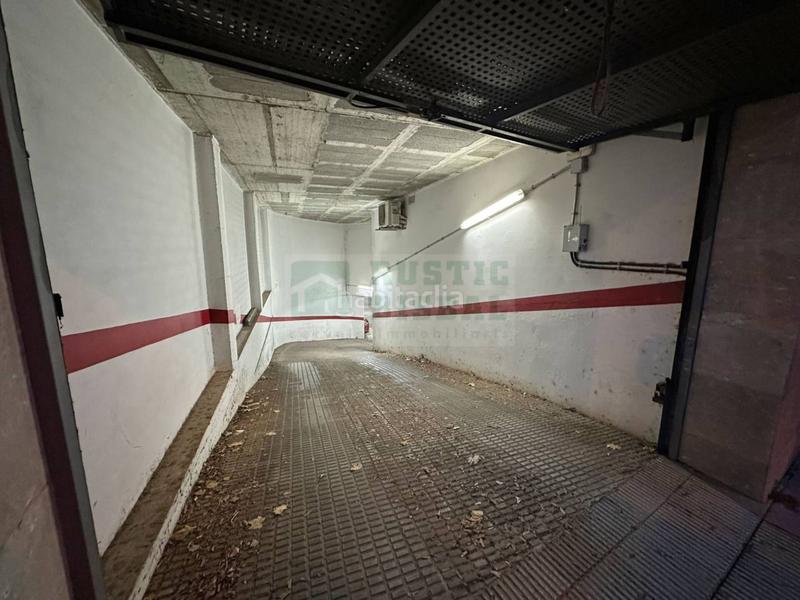 Foto e78dfa2a-1a2f-4606-984e-ae4d44d89551. Aparcament cotxe a Bisbal d´Empordà (La)