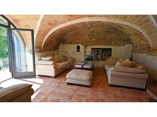 Masia a Borrassà. Gran casa rústica en venta con jardín y licencia turística en el