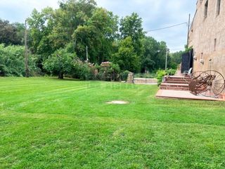 Masia a Borrassà. Gran casa rústica en venta con jardín y licencia turística en el