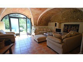 Casale in Borrassà. Gran casa rústica en venta con jardín y licencia turística en el