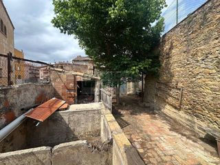 Bauernhof  Calle del pont. Casa de pueblo con gran jardín para rehabilitar en la bisbal dem