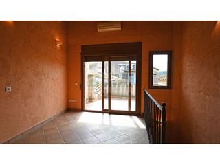 Rent Country house in Corçà. Casa rústica en alquiler en casavells  tres habitaciones, patio