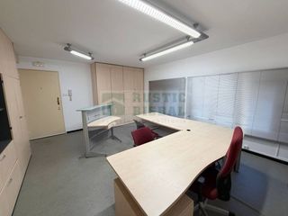Bureau  Calle sis d´octubre de 1869. Oficina en planta baja a la venta en la bisbal dempordà, ideal c