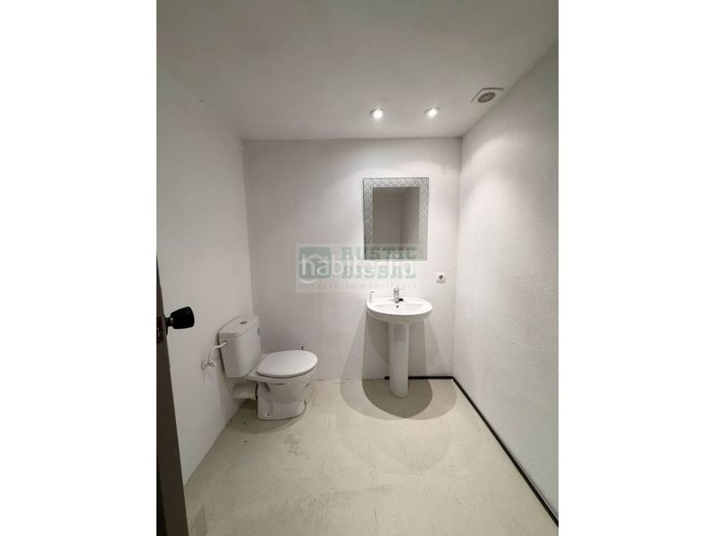 Foto b1bf9510-bda3-49ae-8450-dd5270bd4d4f. Büro in Bisbal d´Empordà (La)
