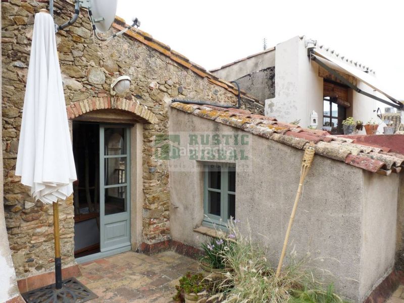 Foto 0da843a7-7104-446e-b175-a759b5d75063. Lloguer masia amb calefacció aparcament a Corçà