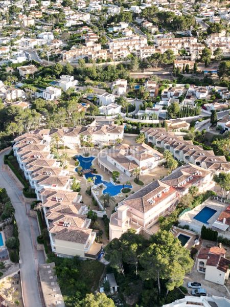 Foto db6eb66c-c5e7-4977-9c89-aa8a11b7a7ce. Apartament amb calefacció aparcament piscina a La Fustera Benissa