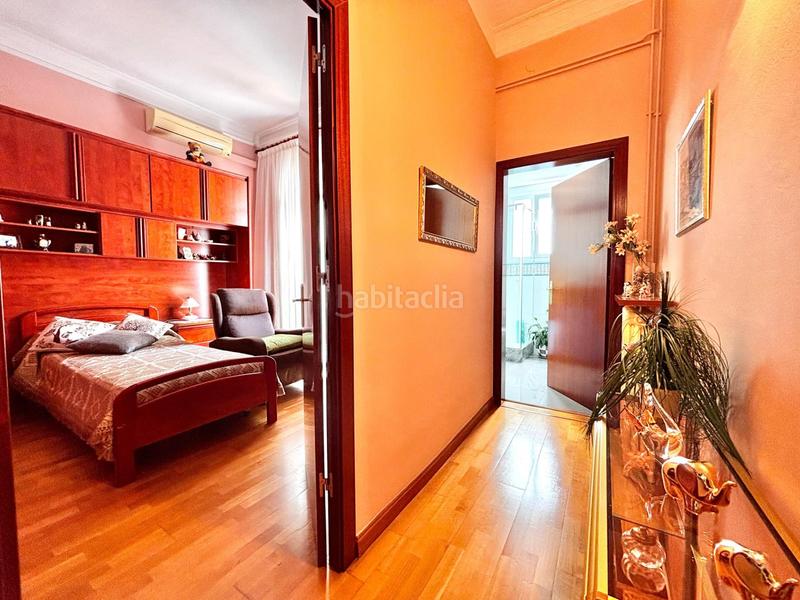 Foto 869d6e52-6c59-4c33-86b0-29b209c859e8. Casa aparellada amb calefacció aparcament a Centre Badalona