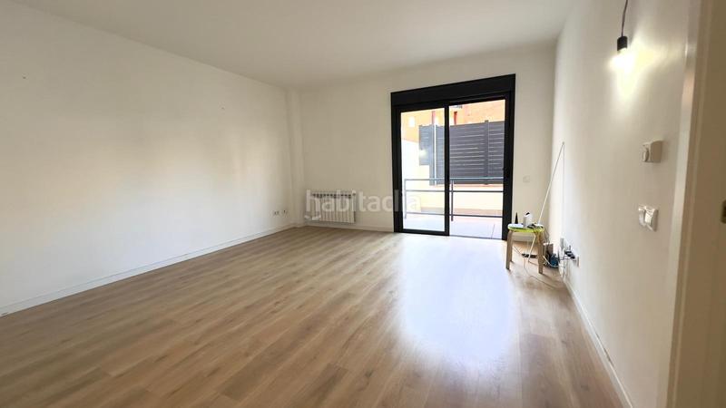 Foto 065f1915-e45d-4050-82bf-735179facc51. Planta baixa amb aparcament a Sistrells Badalona