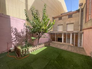 Rent Semi detached house  Avinguda de la generalitat 25. Casa en alquiler con patio, terraza, garaje y almacén – zona cen