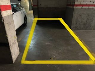 Aparcament cotxe  Calle vía aurelia 22. Venta de plaza de garaje para coche mediano con doble acceso