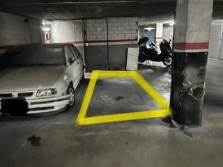Aparcament cotxe  Calle parma 5. Venta de plaza de garaje para coche mediano con doble acceso
