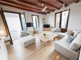 Pis  Juli portet. Piso en finca regia con 6 balcones en venta en el barrio gotic