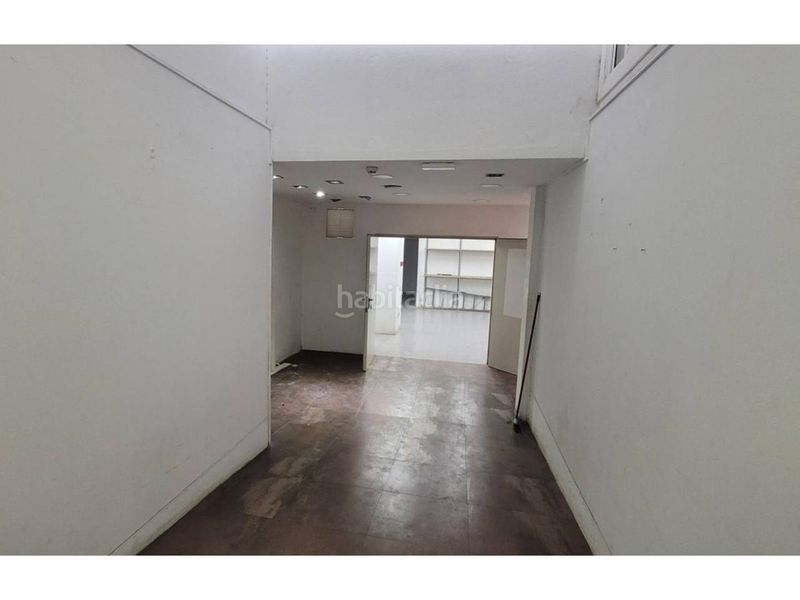 Foto aba02b0c-c0cc-4b96-bbc3-5cb13f7f9aa4. Local comercial a Sant Antoni Barcelona