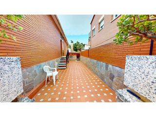 Casa  Calle acàcia. Casa en venta en viladecans